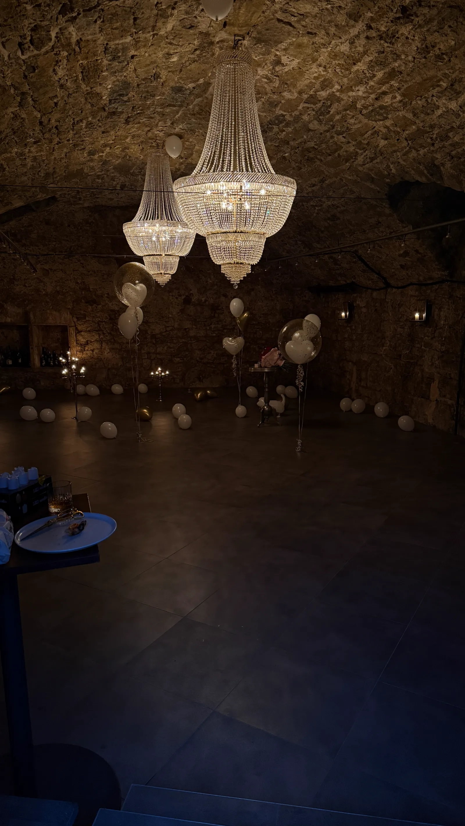 Kristallleuchter und Herzballons bei gedimmtem Licht