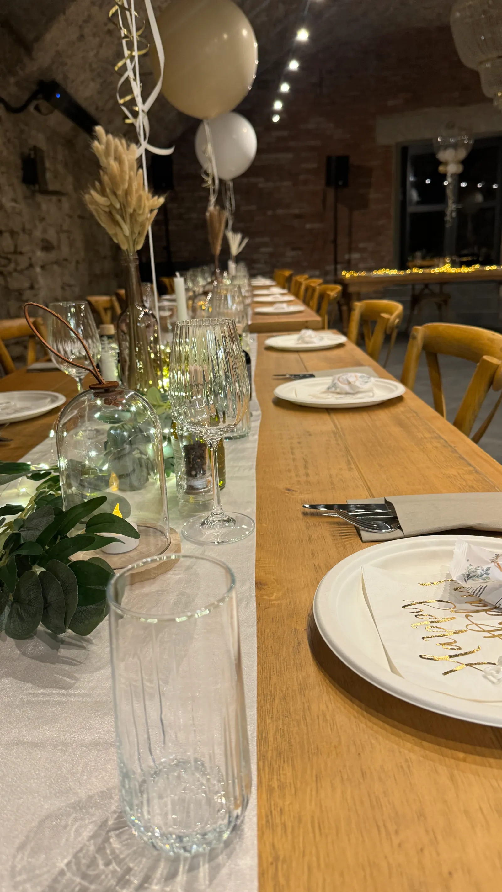 Langer Tisch mit Glasglocken, Eukalyptus und Lichterketten