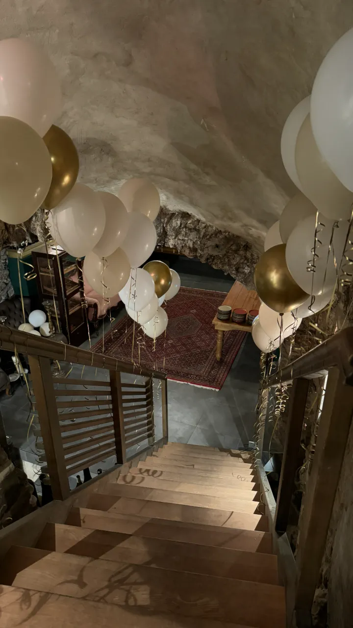 Treppe hinab in den Keller, gesäumt von Ballons