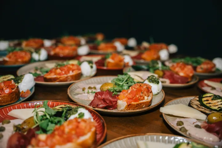 Angerichtete Antipasti-Teller